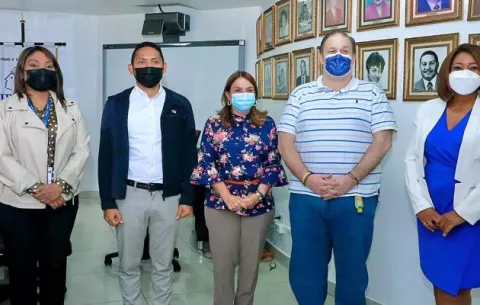 Ifarhu entrega becas para estudio de inglés en el extranjero a estudiantes con discapacidad visual