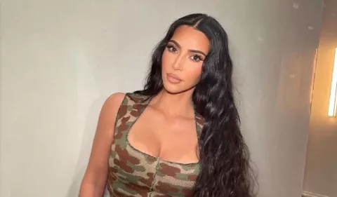 Kim Kardashian utiliza prendas falsas o prestadas