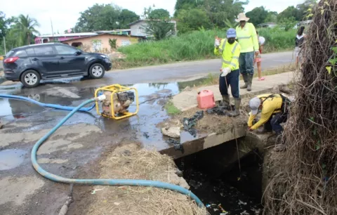 Obstrucción de drenaje pone en riesgo la vía de la barriada La Industrial en La Chorrera 