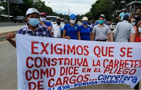 Moradores de Mariato cierran la vía exigiendo que se cumpla con un proyecto carretero