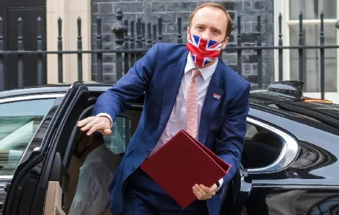 Renuncia ministro de Sanidad británico por romper normas sanitaria y escándalo sentimental