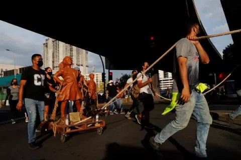 Colocan estatuas de niños de arcilla frente a la Asamblea Nacional en honor a víctimas de abusos