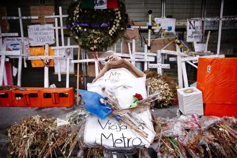 La tragedia en la línea 12 del metro de México cumple un mes entre reclamos de justicia