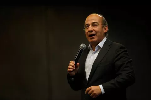 Expresidente mexicano Felipe Calderón ingresa en hospital por covid-19