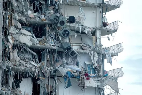 Al menos un muerto en un edificio parcialmente derrumbado en Miami Beach 