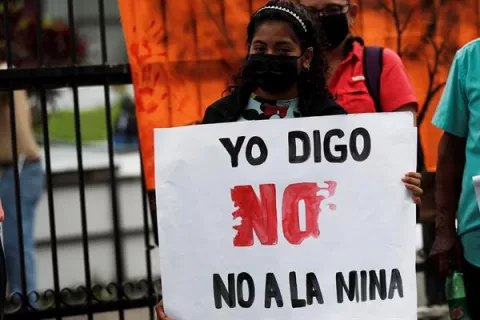 Ambientalistas entregan un proyecto de ley de moratoria minera en Panamá 