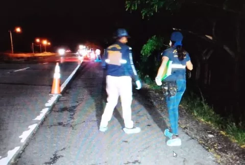 Conductor de camión muere tras desmayarse y quedar el vehículo en un potrero en Chame 