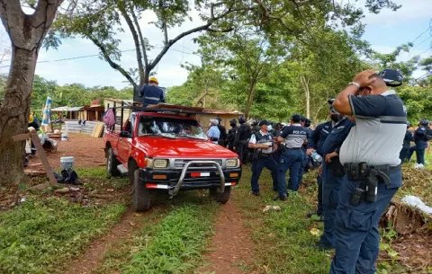 Desalojan a 200 familias de un asentamiento ilegal en Puerto Caimito