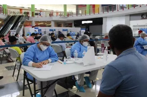 CSS espera aplicar 15 mil dosis de la vacuna AstraZeneca al extender vacunación en el Westland Mall