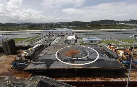 Plataforma marítima de SpaceX cruza el Canal de Panamá con ruta al Pacífico