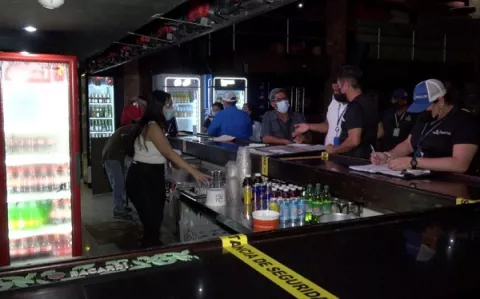 Bares y cantinas operaban en Pedregal sin estar autorizados