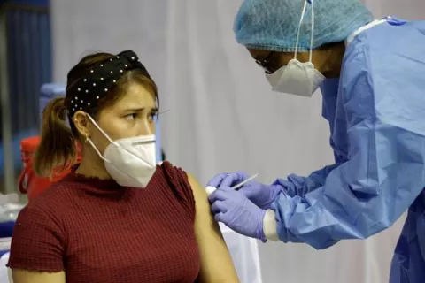 Vacunan contra la covid-19 a 107 atletas con próximas competencias internacionales