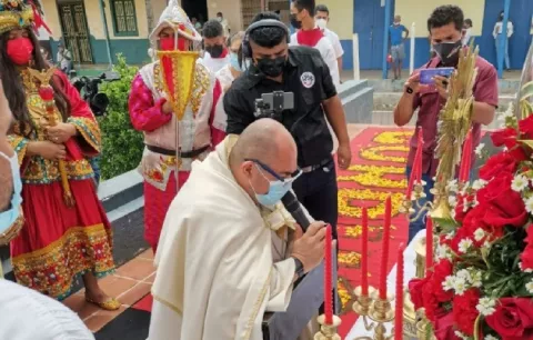 A pesar de las restricciones pariteños celebraron en las calles el Corpus Christi