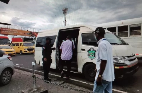 Sancionan a pasajeros por no utilizar la pantalla facial en los buses de Colón