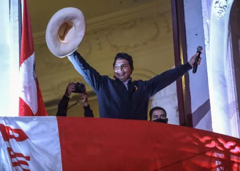 Pedro Castillo se impone en un escrutinio que Keiko Fujimori tilda de fraudulento