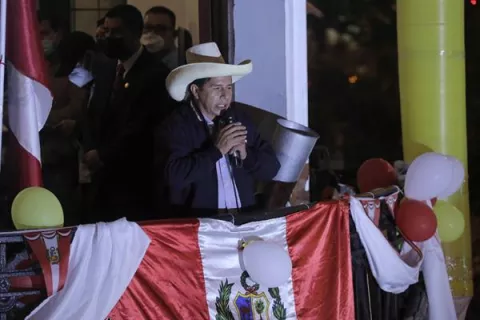 Pedro Castillo mantiene 71,000 votos de ventaja y se acerca a la victoria en Perú
