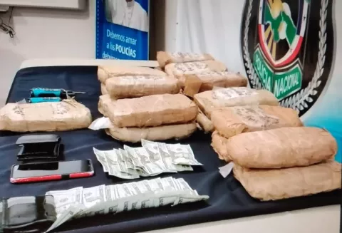 Delincuentes tiraron droga por la ventana en persecución policial en Los Santos
