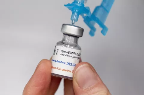 Pfizer informa de personas que, tras ser vacunas contra la covid-19, contrajeron el virus