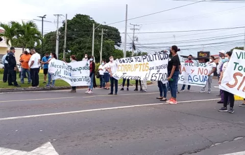 Residentes de Villas de Costas del Oeste exigen el suministro permanente de agua potable