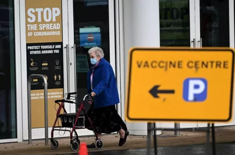 Reino Unido negocia con AstraZeneca vacunas adaptadas a variante surafricana