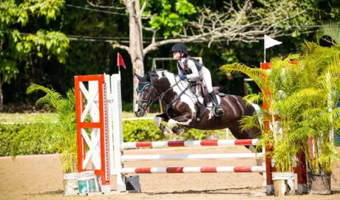 Gala y destreza en el club  Castilla del Oro durante el Concurso Nacional de Salto Ecuestre