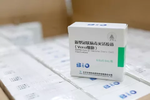 Vacuna china de Sinopharm contra la covid-19 puede producir ya 5,000 millones de dosis al año