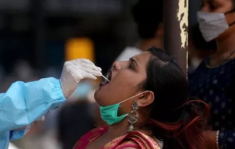 ¿Qué síntomas específicos podría ocasionar la variante india de la covid-19?
