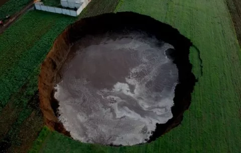 ¡Impresionante! Enorme socavón aparece en el centro de México debido a una falla geológica