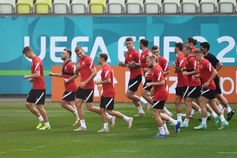 Suecia busca el liderato y Polonia una victoria salvadora