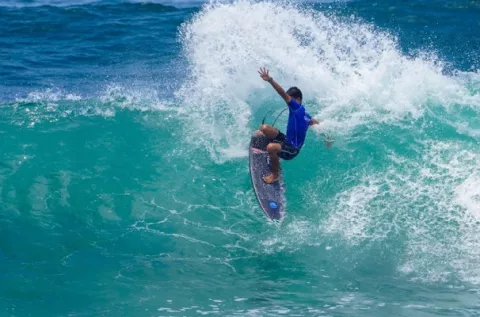 Panameño Isauro 'Izzy' Elizondo avanza en el Mundial de Surf