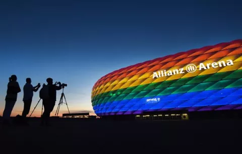 La UEFA asegura estar 'orgullosa de llevar los colores del arcoíris', un símbolo que no es político