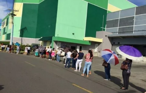 Largas filas y ánimos caldeados en vacunación masiva con AstraZeneca en Megamall