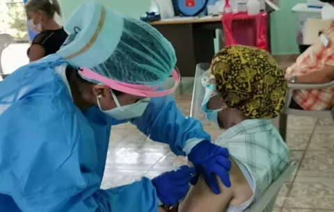 Vacunas contra la covid-19 no inyectan ningún virus ni ocasionan que la persona se contagie