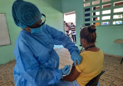 Niveles de positividad hacen temer nueva ola pandémica de covid-19 para Panamá