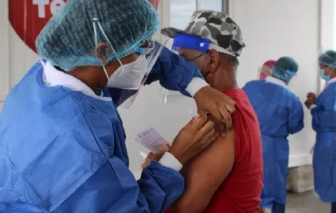Panamá instala ocho auto exprés y unos 30 puestos fijo para la inmunización con AstraZeneca