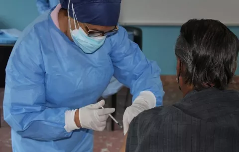 Instan a no descuidar medidas contra la covid-19; recuperados y vacunados también van al hospital