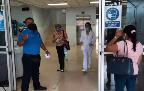 Amordazan, amarran y le roban a funcionario dentro de una policlínica en Santiago