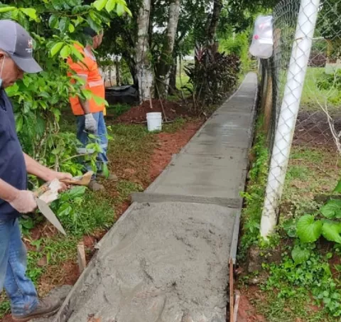 Junta comunal y moradores de Escobal  se unen para construir sus veredas