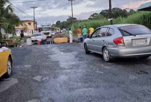 Residentes de Villa Alondra cierran la carretera en Puerto Pilón, Colón, exigiendo agua potable 