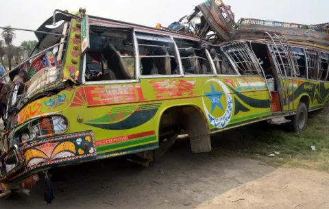 Al menos 29 muertos y 35 heridos en un accidente de autobús en Pakistán
