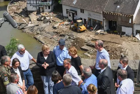 Angela Merkel promete 'ayuda urgente' ante panorama 'surrealista' por inundación