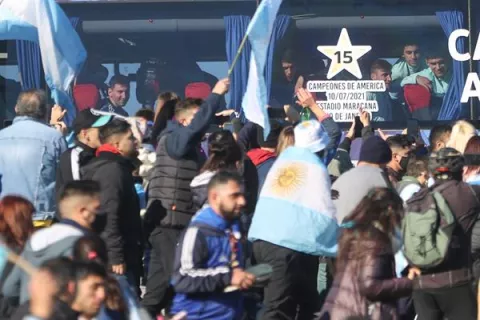 La Selección argentina regresó al país tras su consagración en el Maracaná 