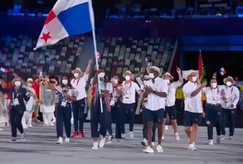 Atheyna Bylon,  orgullosa con la bandera de Panamá en el Estadio Olímpico de Tokio