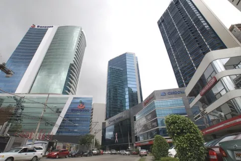 Utilidades del Centro Bancario Internacional disminuyen un 15%