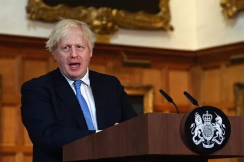 Boris Johnson levantará las restricciones en Inglaterra pese a aumento de contagios