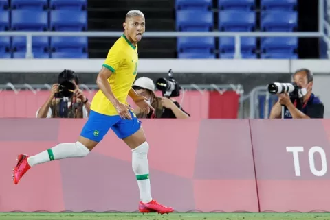 Brasil brilla, España sufre y Argentina sucumbe junto a Francia en el arranque del fútbol olímpico