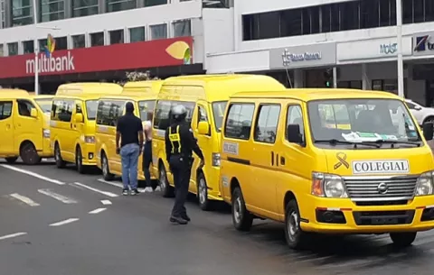 Dueños de buses colegiales piden más tiempo para afrontar sus deudas