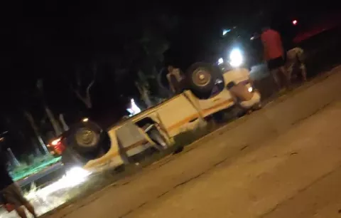 Cuatro personas resultaron heridas al volcarse el auto de la Junta Comunal de Lajas en Chame
