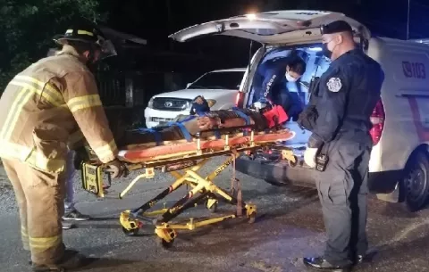 Bomberos rescatan a un hombre que cayó al hueco de una alcantarilla en David