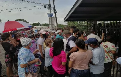 Largas filas y quejas en la Escuela Victoria D’ Spinay en La Chorrera por presunta vacunación abierta